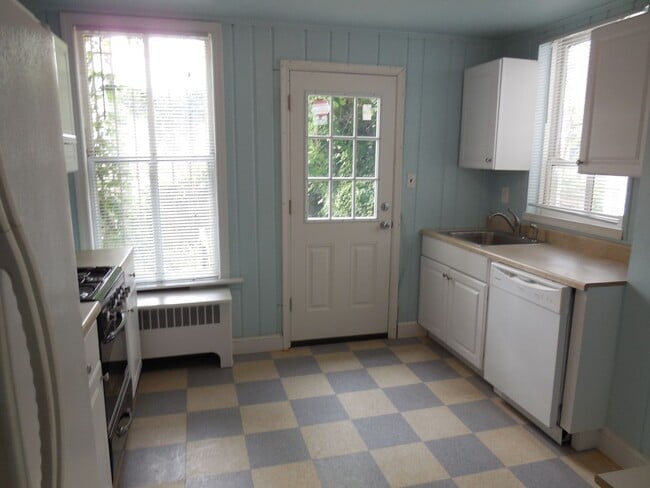Building Photo - $4500 / 4br - Sunny 4 Bedroom 2 Bath Georg...