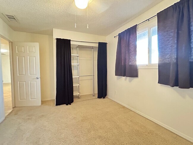 Building Photo - 4 Bedroom, 2 Bathroom Updated home with Pool!