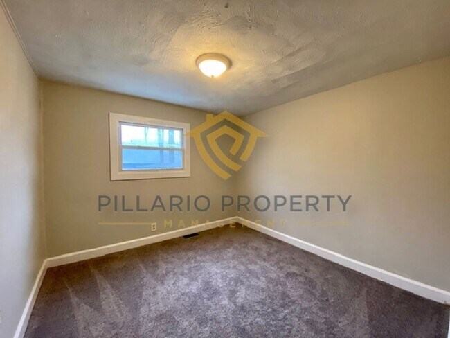 Building Photo - Spacious 3 Bedroom / 1 Bath Home Near Down...