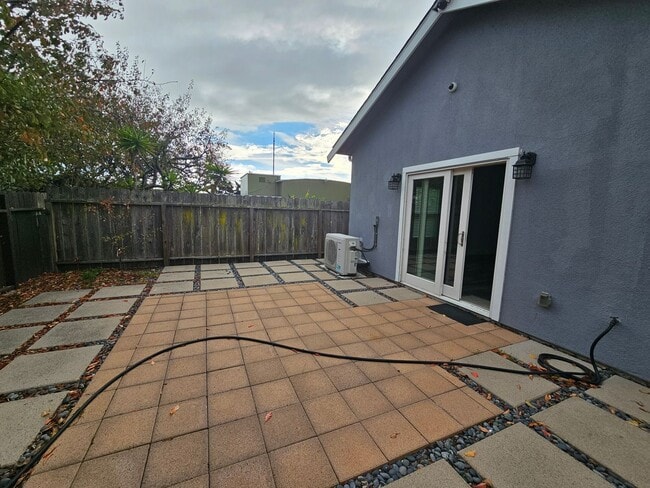 Building Photo - Sunny and Bright Newly Constructed 3-bedro...