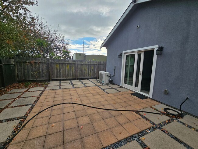 Building Photo - Sunny and Bright Newly Constructed 3-bedroom Home