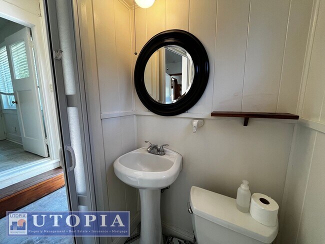 Building Photo - Charming 3 Bedroom, 1.5 Bathroom close to ...