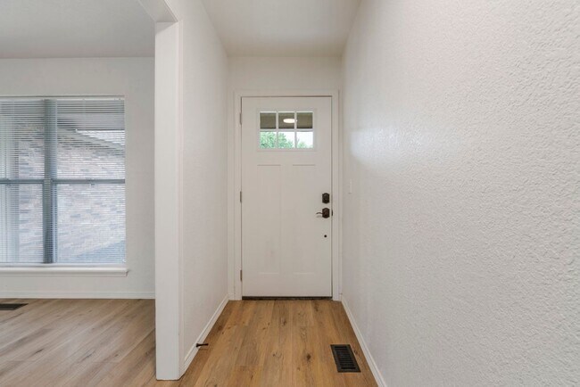 Building Photo - 3 Bed | 2 Bath near Downtown Tulsa!