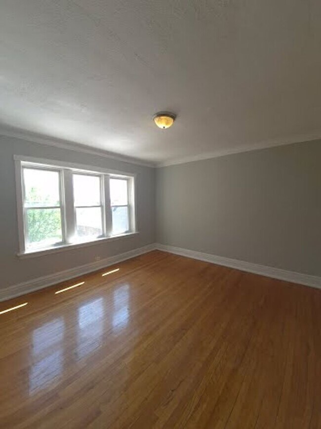 Primary Photo - 1432 S Kenneth Ave