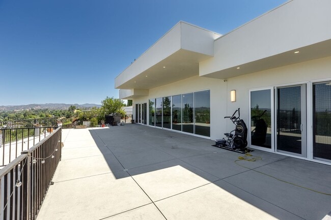 Building Photo - 4 Br 5 Ba with STUNNING VIEWS and Jacuzzi