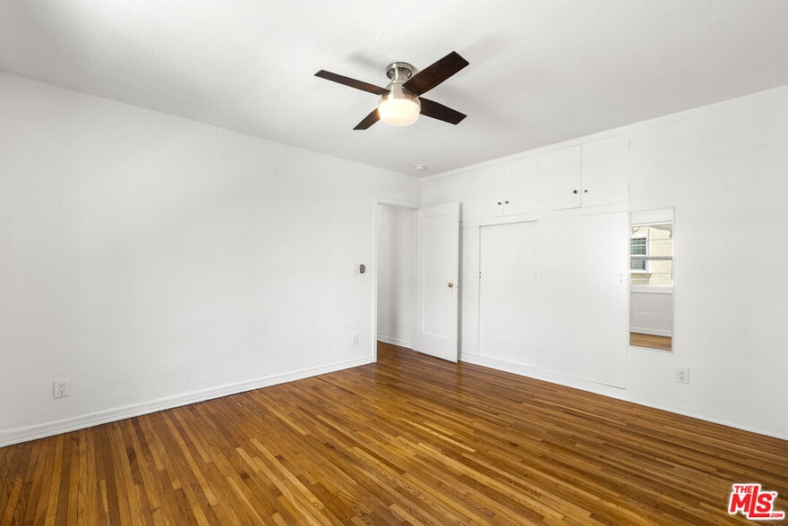 Building Photo - 515 N Kings Rd