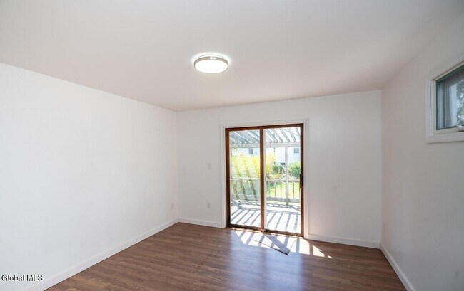 Building Photo - 1538 Nott St