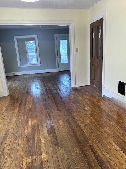 Formal Dinigroom - 31 Dix Ave