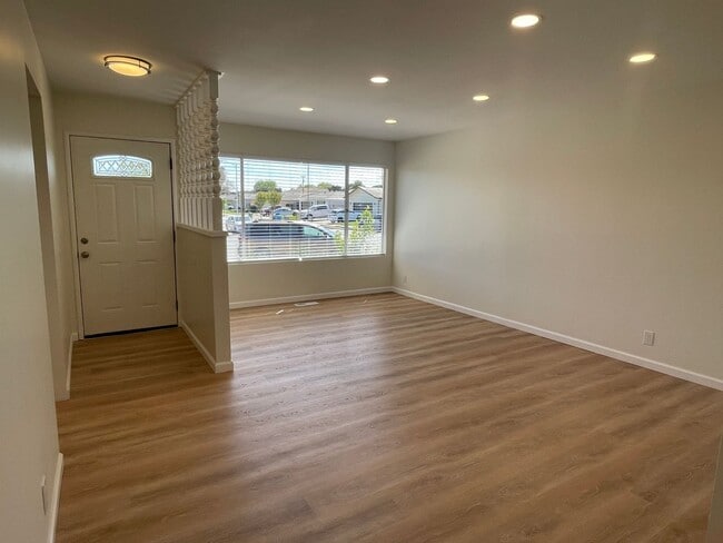 Building Photo - Beautifully Remodeled 3BR/2BA Home with Modern Finishes