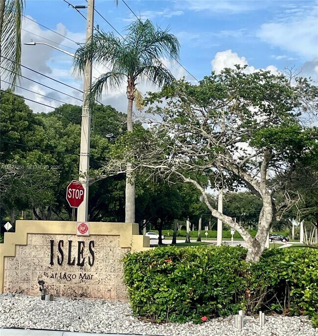 Building Photo - 12760 Vista Isles Dr