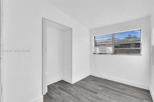 Building Photo - 137 NW 29th Ave