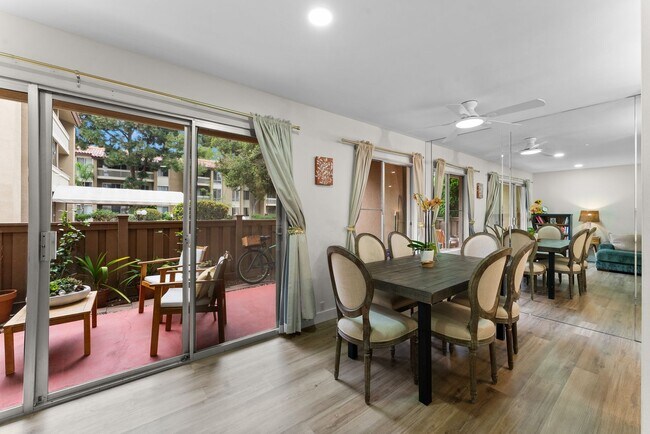 Building Photo - Beautiful 2BD/2BA Condo in Prime Pacific Beach Location!