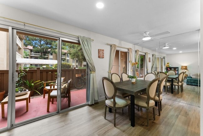 Building Photo - Beautiful 2BD/2BA Condo in Prime Pacific Beach Location! THIS UNIT IS UNFURNISHED