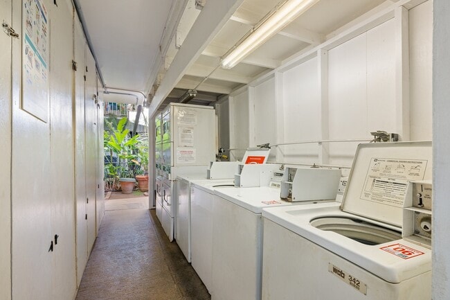 Building Photo - Fully Furnished Studio, 1 Bathroom. NO par...