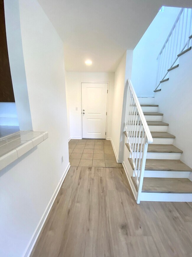 Building Photo - 9731 Vesper Ave