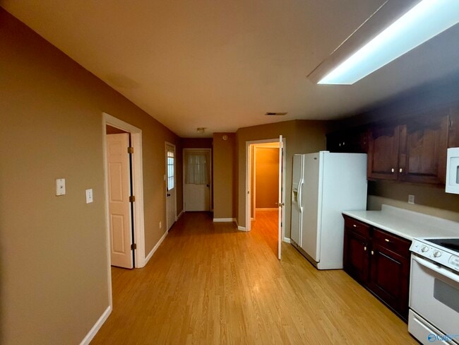Building Photo - 1524 Forestview Dr SW