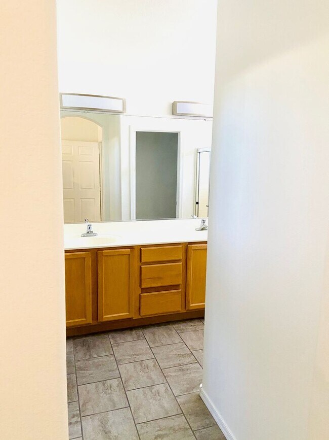 Building Photo - 3-bedroom, 2.5 bath in northeast Mesa