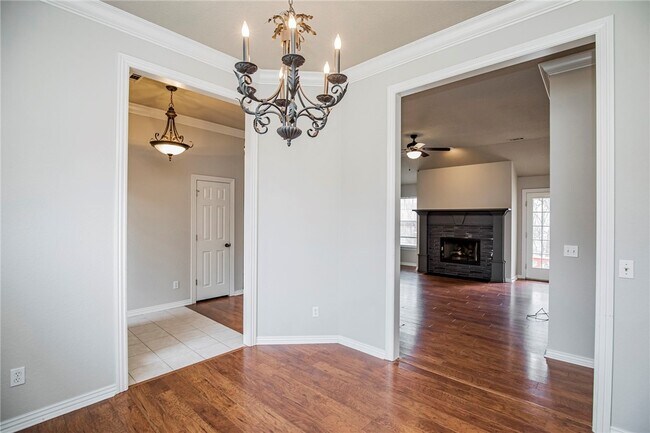 Building Photo - 2803 Foxwood Dr