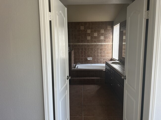 Building Photo - 3142 Tourmaline Ln