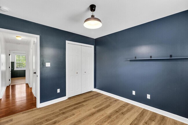 Building Photo - 3 bedroom with Community POOL!