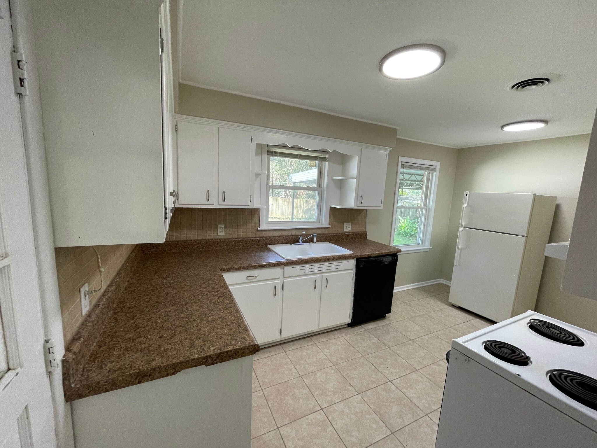 Kitchen 4 of 6 - 788 Crockett Dr