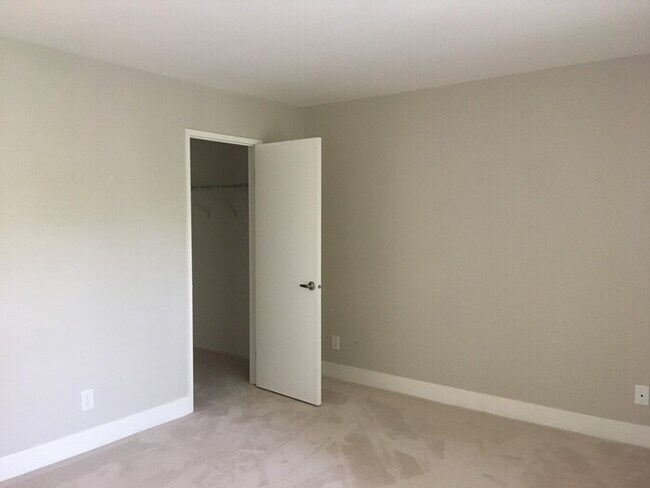 Building Photo - Charming One Bedroom in Cove at Marina Bay