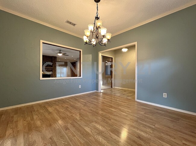 Building Photo - Spacious Single Story 3/2/2 Situated in Prime Bedford Location For Rent!