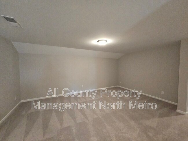 Building Photo - 490 Tall Pnes Ter