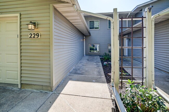 Building Photo - Broadway Drive - Sun Prairie