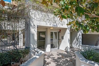 Building Photo - 1401 N Greenbrier Rd
