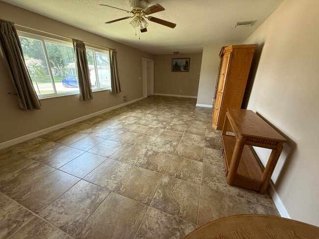 Building Photo - 1143 SE Sabina Ln