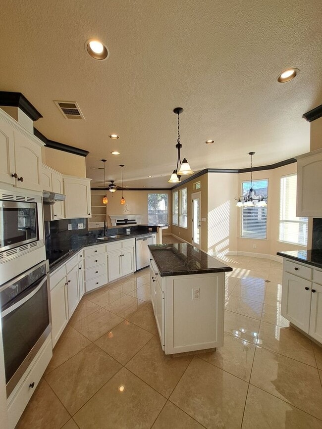 Building Photo - Spacious 5-Bedroom Fresno Home with Garage and Backyard!