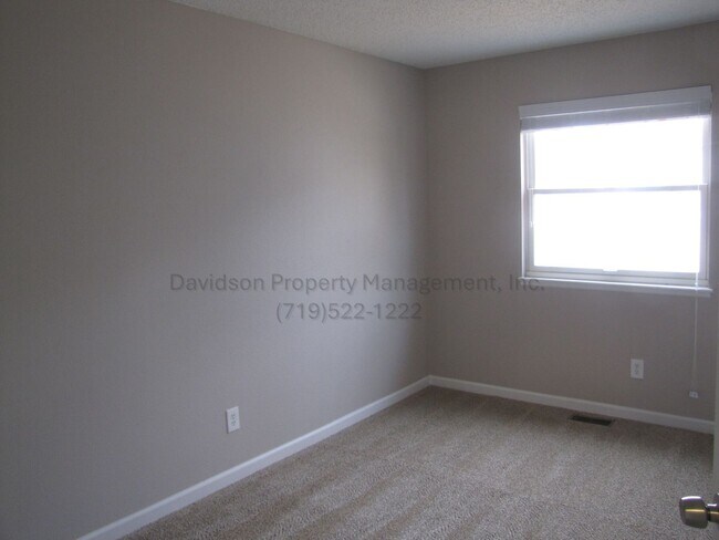 Building Photo - Wonderful 3 bedroom House in the Powers Co...