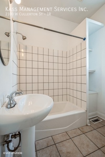 Building Photo - Sunny Pilsen 2 Bed- blocks away from Harri...