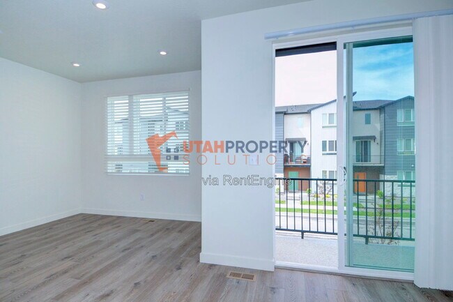 Building Photo - 1008 W 430 S