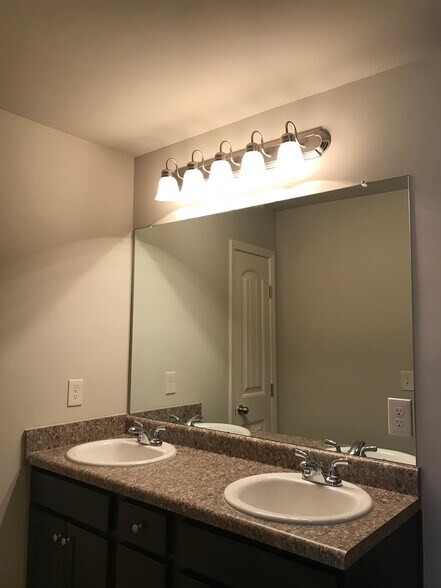 Building Photo - 348 Turtle Creek Dr