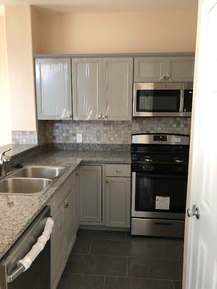 Building Photo - 3248 Mozart Dr