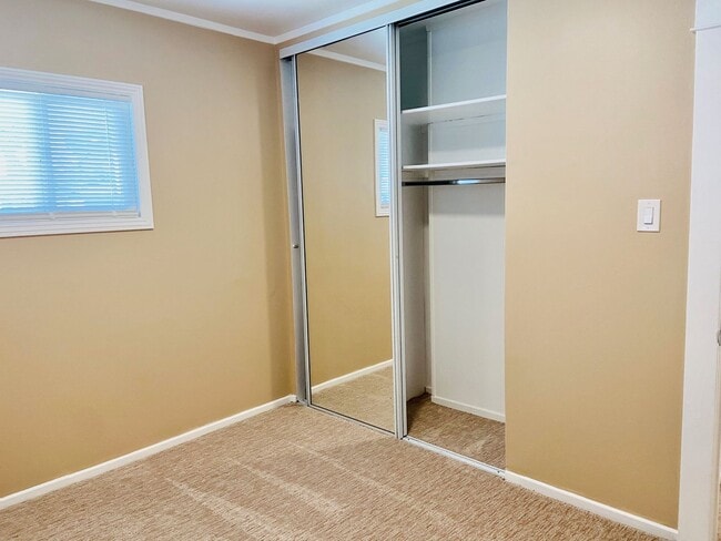 Building Photo - ADORABLE  2bd 1ba HOUSE  BLOCKS to HERMOSA...