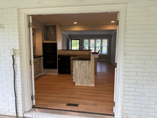 Building Photo - South AVL - 3/2 with Sunroom and Flex Space!