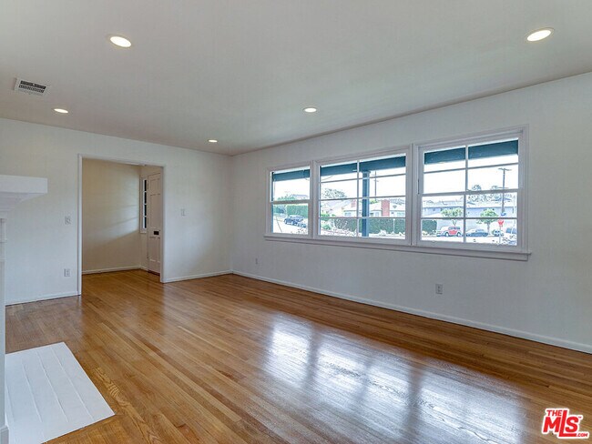Building Photo - 7101 W 85th St