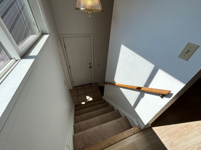 Building Photo - 5 Bed 2 Bath Home with 2 Car Attached Garage in Quiet Nice Neighborhood.