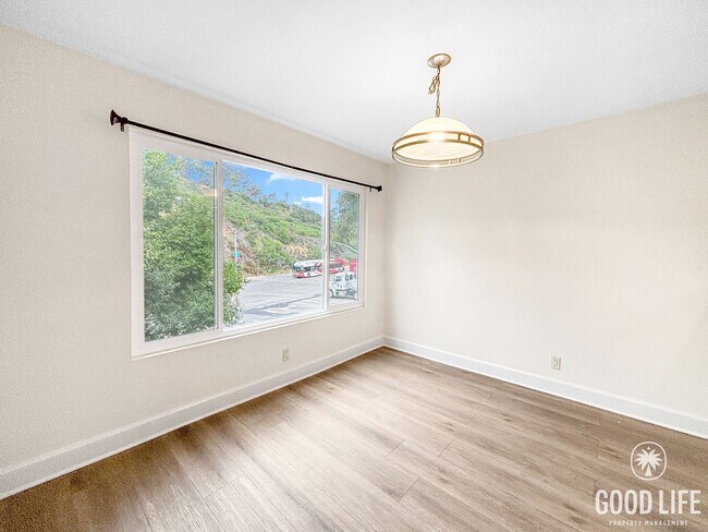 Building Photo - Beautiful 2BD/2BA Condo in La Jolla W/ Pri...