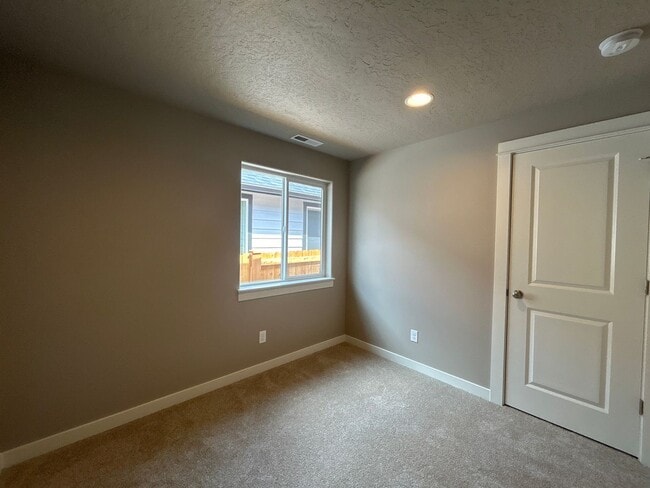 Building Photo - 3 Bedroom / 2 Bathroom Home in NW Redmond