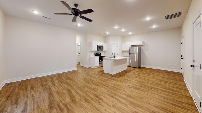 Building Photo - 1119 N Broadview Ln