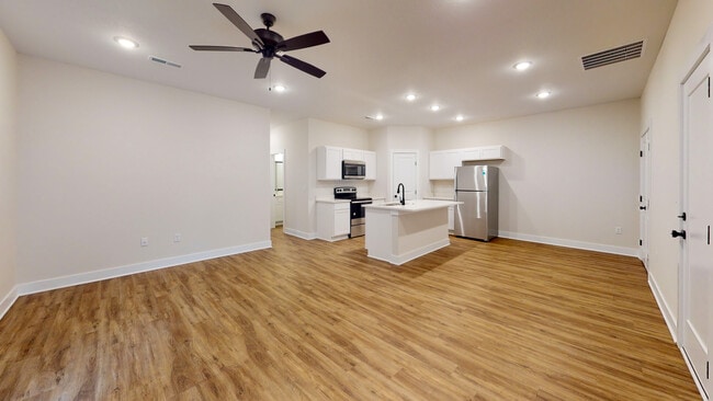 Building Photo - 413 W May St