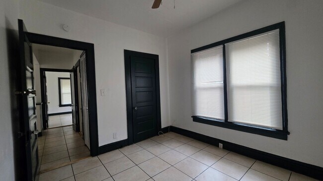Building Photo - 2 Bedroom 1 Bath Cottage