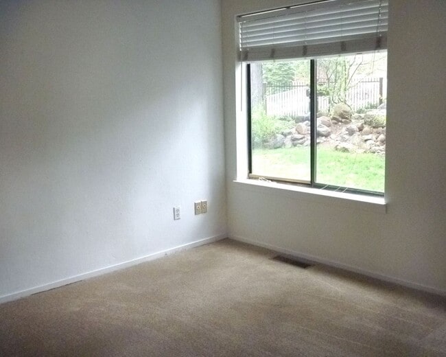 Building Photo - Southwood Glen - Newly painted!!