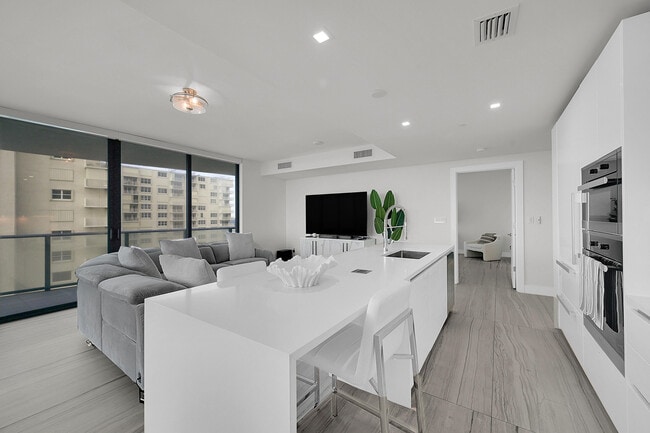 Building Photo - 730 N Ocean Blvd