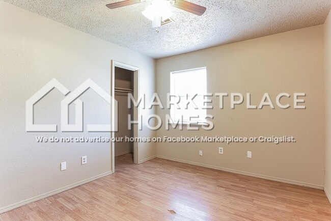 Building Photo - 404 E Texas Dr