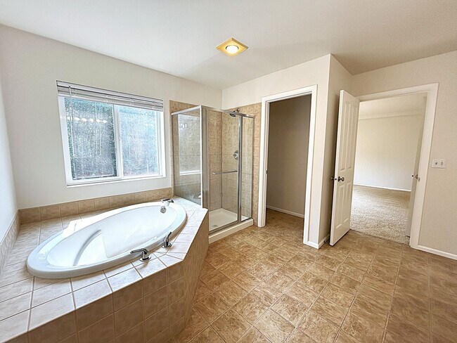Building Photo - Beautifully appointed 4-Bedroom 2-bathroom...